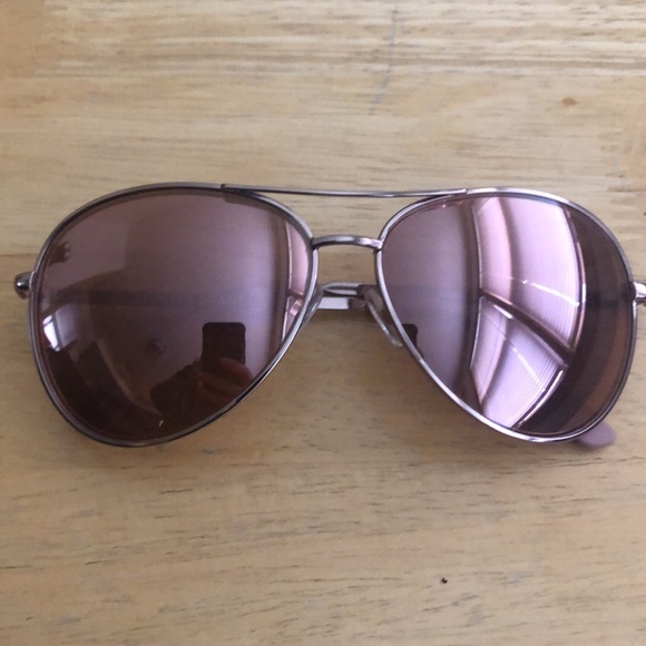 Foster Grant Accessories - A pair of foster grant sunglasses, never been worn